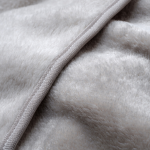 ALTERA LA VITA Reise-Decke, Kuscheldecke aus Fleece - warm und weich - gut komprimierbar mit Tasche - 150x130 cm - für Reisen mit Flugzeug, Bahn oder Auto, für Outdoor oder Camping