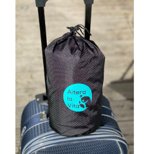 ALTERA LA VITA Reise-Decke, Kuscheldecke aus Fleece - warm und weich - gut komprimierbar mit Tasche - 150x130 cm - für Reisen mit Flugzeug, Bahn oder Auto, für Outdoor oder Camping