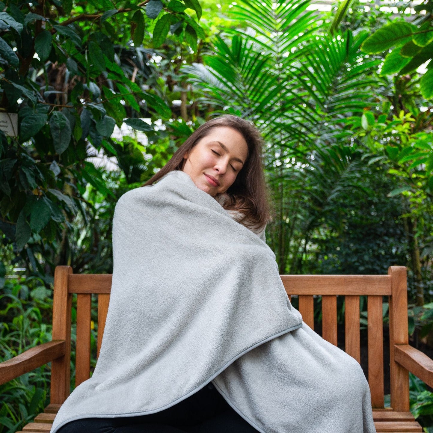 ALTERA LA VITA Reise-Decke, Kuscheldecke aus Fleece - warm und weich - gut komprimierbar mit Tasche - 150x130 cm - für Reisen mit Flugzeug, Bahn oder Auto, für Outdoor oder Camping